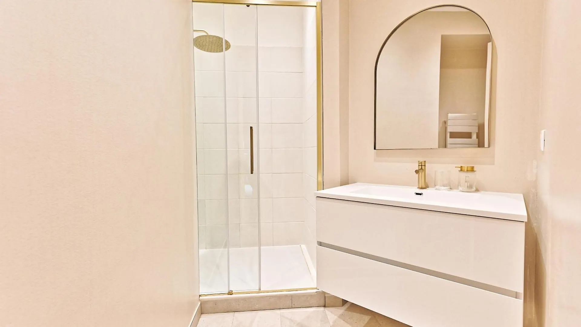 Appartement Moderne Et Climatise - Arc De Triomphe 파리 아파트